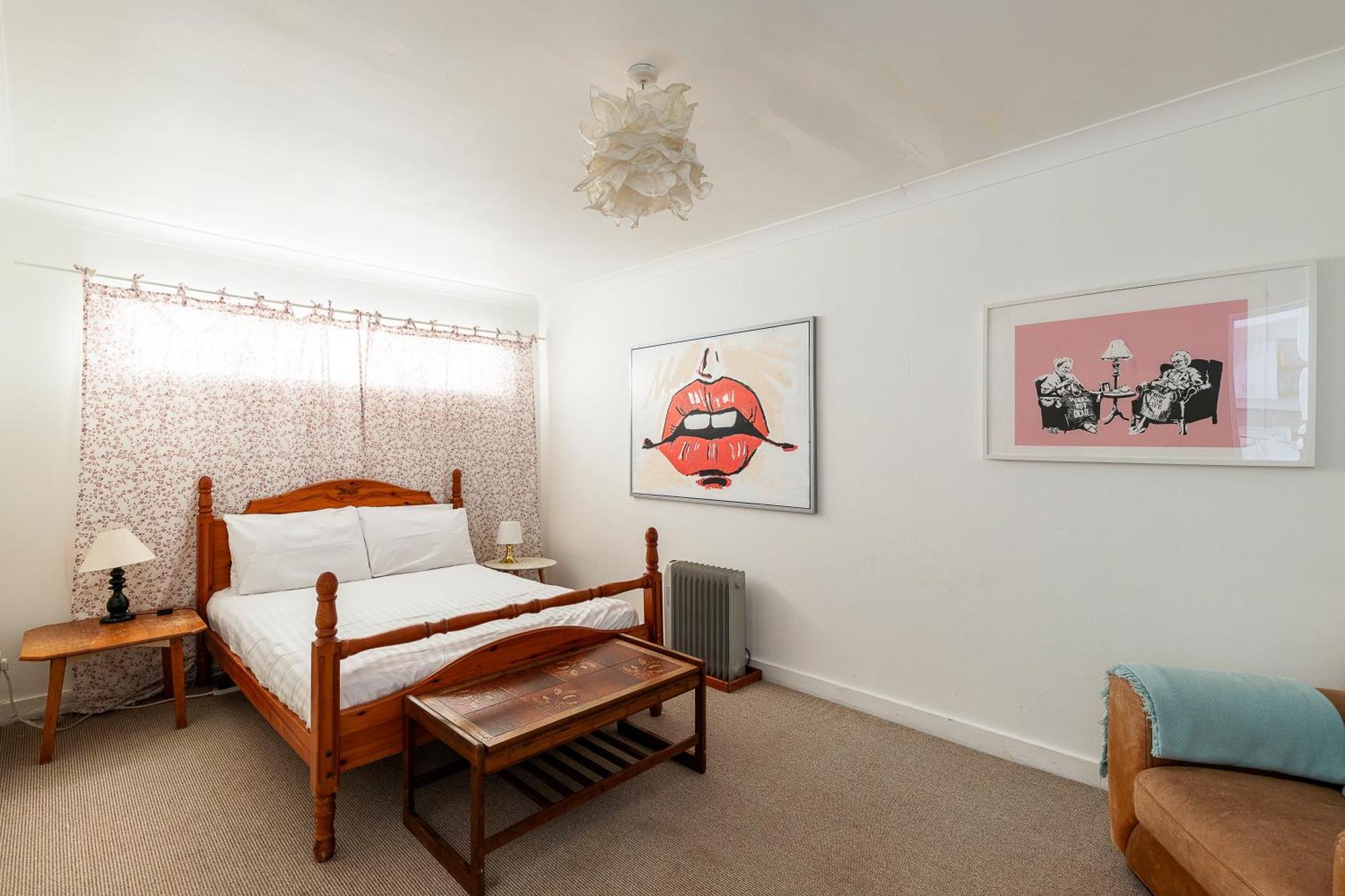 Kensal Green's Cosy Three Bedroom Retreat *