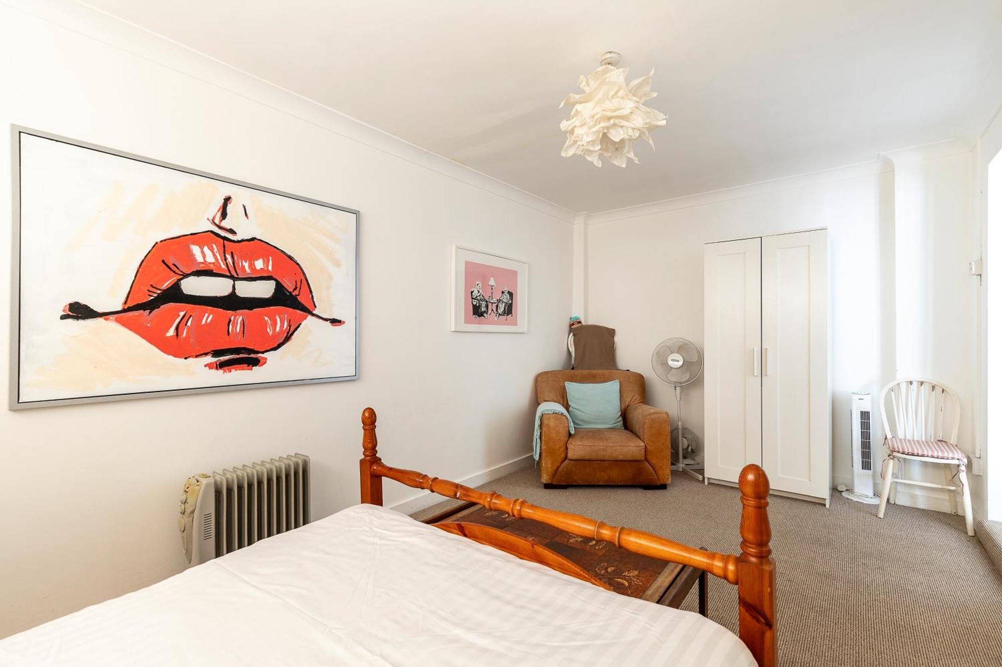 Kensal Green's Cosy Three Bedroom Retreat London