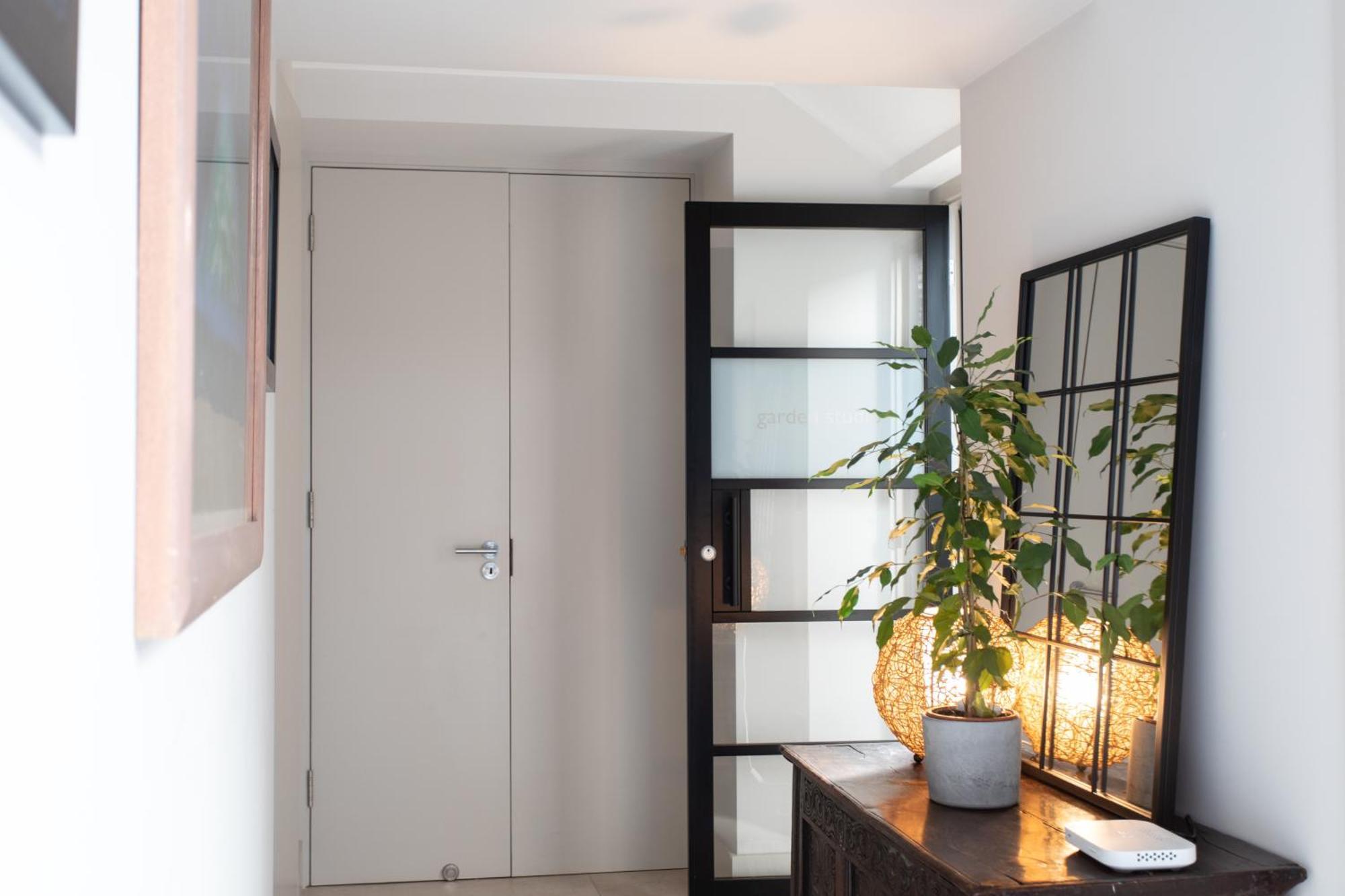 Stunning, Architecturally Designed Garden With Parking Apartment London