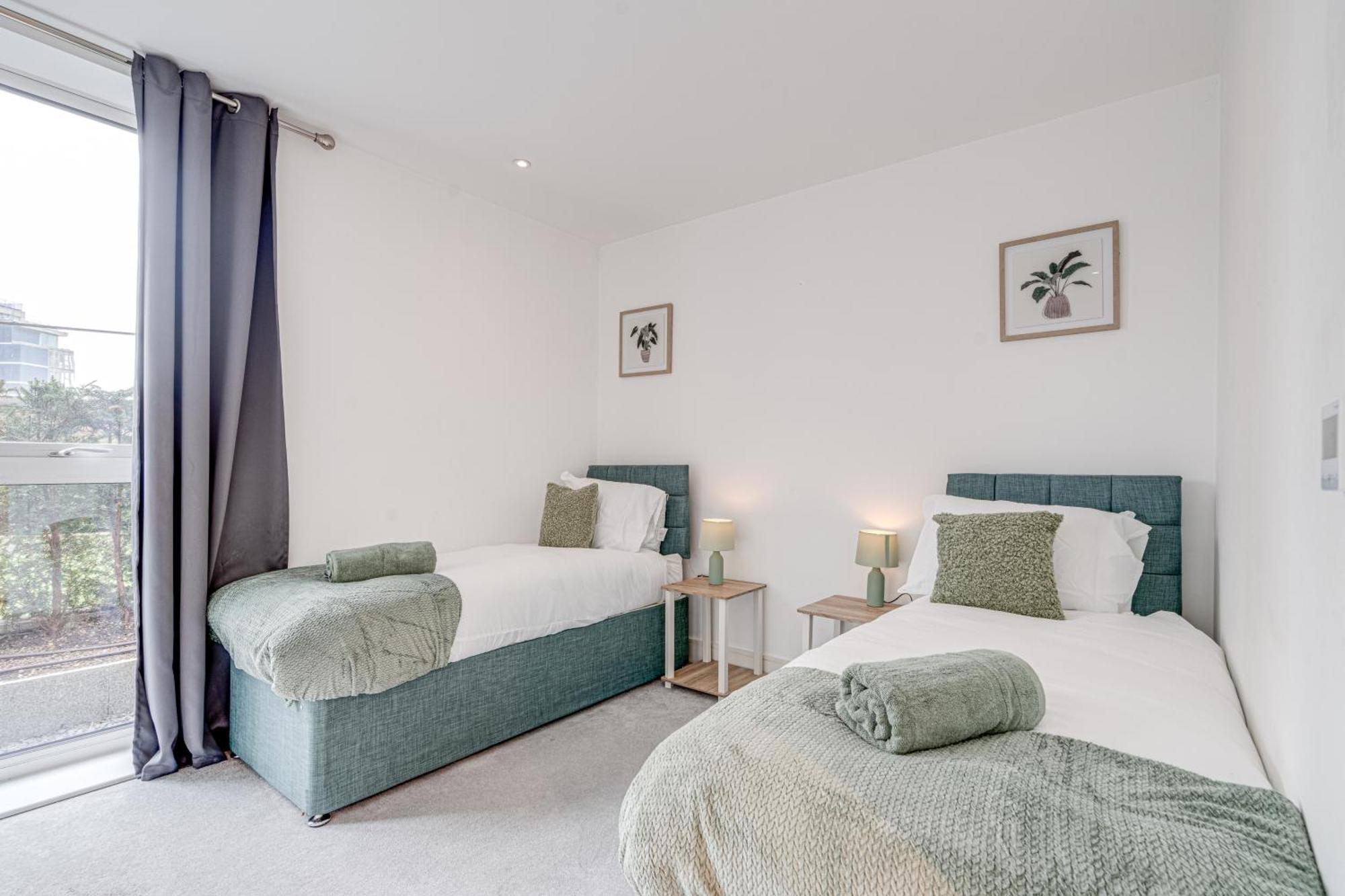 Cozy With 2 Bedrooms Apartment *