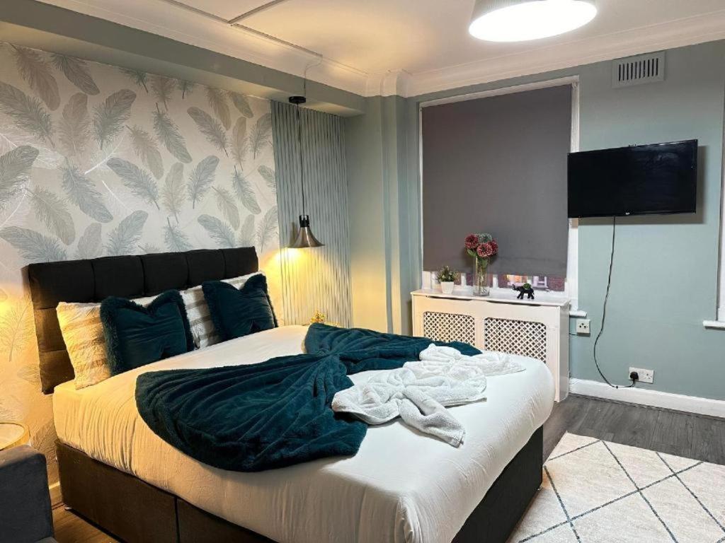 Beautiful Near Park Lane Apartment