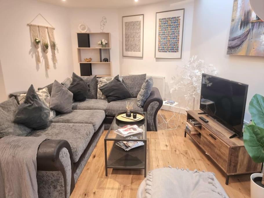 Large Duplex Flat At Bridge *