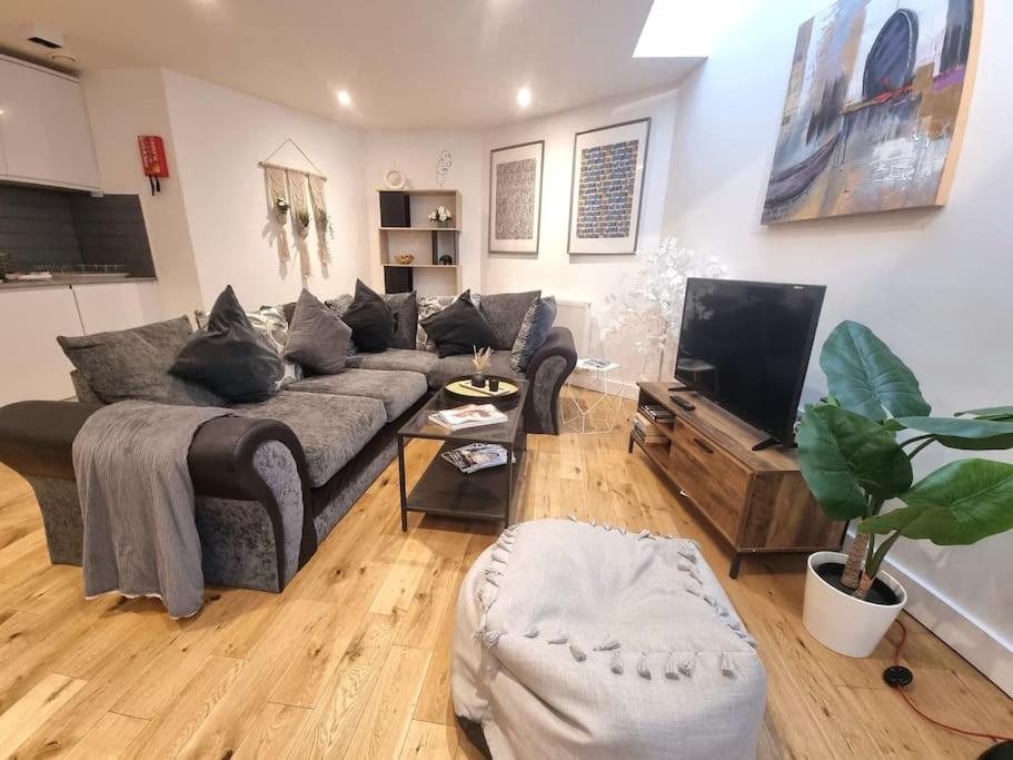 Large Duplex Flat At Bridge London
