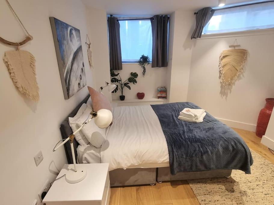 Large Duplex Flat At Bridge Apartment London