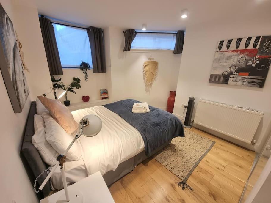 Large Duplex Flat At Bridge London