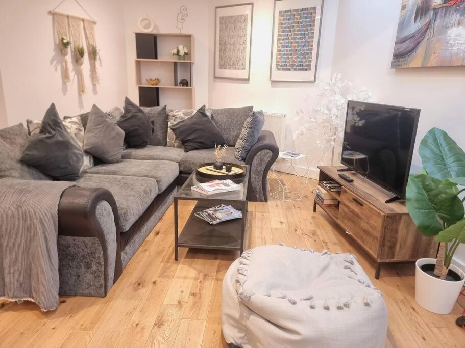 Large Duplex Flat At Bridge Apartment London