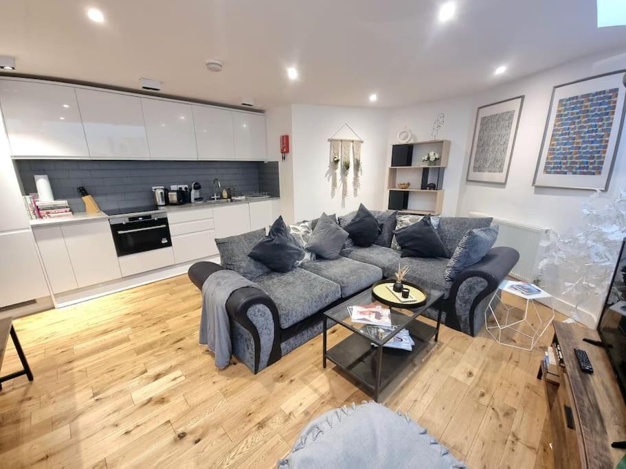 Large Duplex Flat At Bridge Apartment London