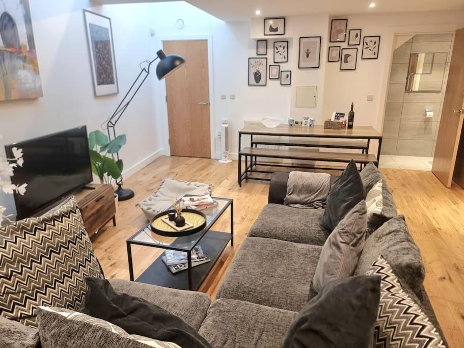 Large Duplex Flat At Bridge London