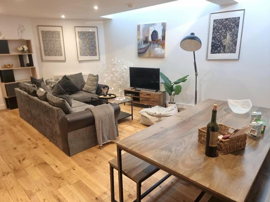 Large Duplex Flat At Bridge * London