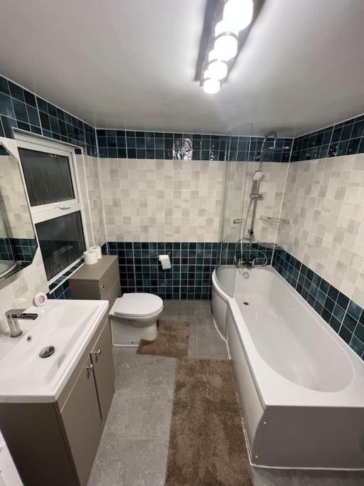 Apartamento Stunning 2 Bed Located On High Street, 5 Minutes From New Cross Station, Free Parking, 1 Minute From Famous 5 Star Lit Shisha Bar And Restaurant *