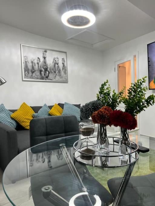 Stunning 2 Bed Located On High Street, 5 Minutes From New Cross Station, Free Parking, 1 Minute From Famous 5 Star Lit Shisha Bar And Restaurant Apartamento Londres