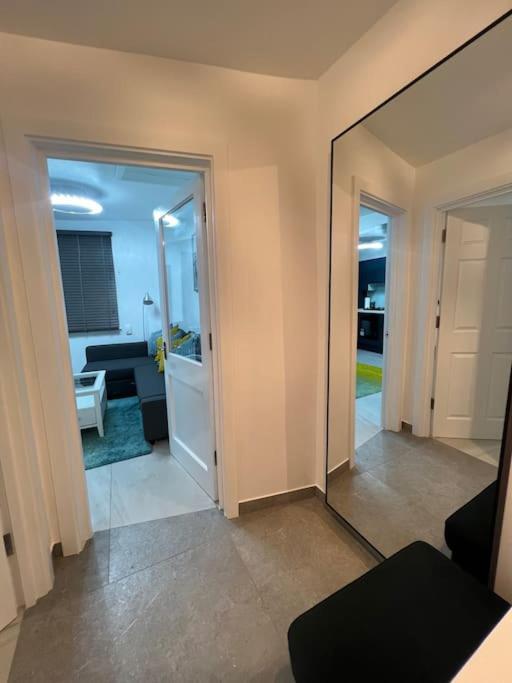 Apartamento Stunning 2 Bed Located On High Street, 5 Minutes From New Cross Station, Free Parking, 1 Minute From Famous 5 Star Lit Shisha Bar And Restaurant Londres