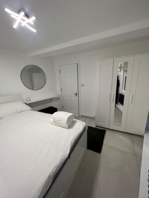 Stunning 2 Bed Located On High Street, 5 Minutes From New Cross Station, Free Parking, 1 Minute From Famous 5 Star Lit Shisha Bar And Restaurant Apartamento *