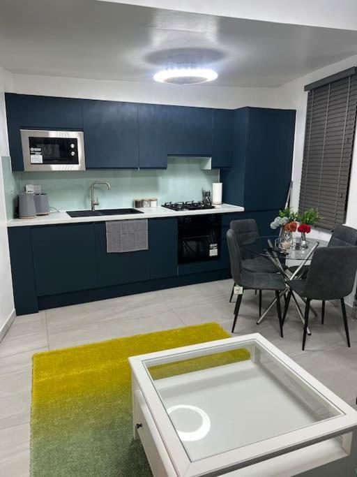 Apartamento Stunning 2 Bed Located On High Street, 5 Minutes From New Cross Station, Free Parking, 1 Minute From Famous 5 Star Lit Shisha Bar And Restaurant *