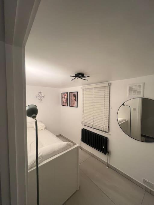 Stunning 2 Bed Located On High Street, 5 Minutes From New Cross Station, Free Parking, 1 Minute From Famous 5 Star Lit Shisha Bar And Restaurant Apartamento *