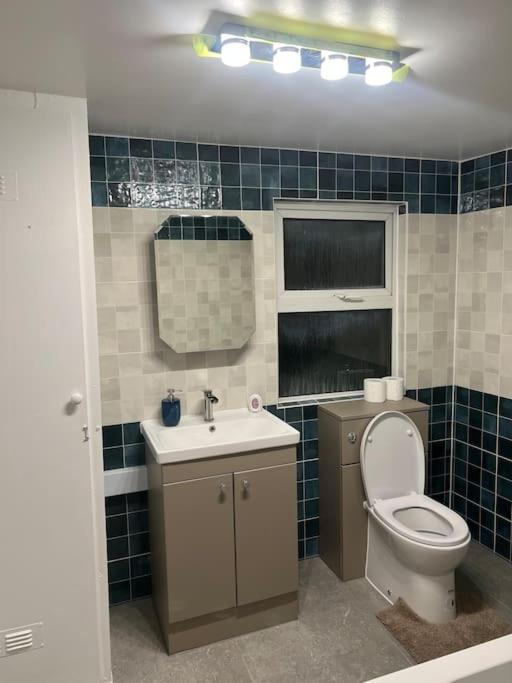 Stunning 2 Bed Located On High Street, 5 Minutes From New Cross Station, Free Parking, 1 Minute From Famous 5 Star Lit Shisha Bar And Restaurant Apartamento Londres
