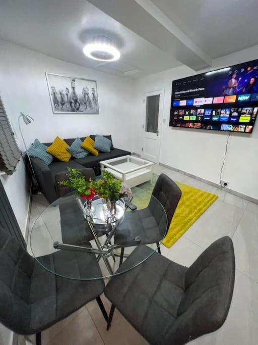 Stunning 2 Bed Located On High Street, 5 Minutes From New Cross Station, Free Parking, 1 Minute From Famous 5 Star Lit Shisha Bar And Restaurant *