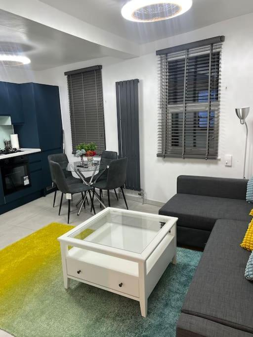 Stunning 2 Bed Located On High Street, 5 Minutes From New Cross Station, Free Parking, 1 Minute From Famous 5 Star Lit Shisha Bar And Restaurant Londres