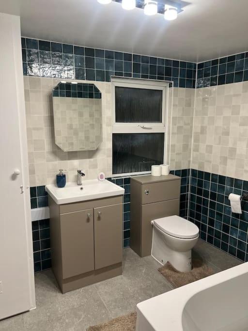 Stunning 2 Bed Located On High Street, 5 Minutes From New Cross Station, Free Parking, 1 Minute From Famous 5 Star Lit Shisha Bar And Restaurant *