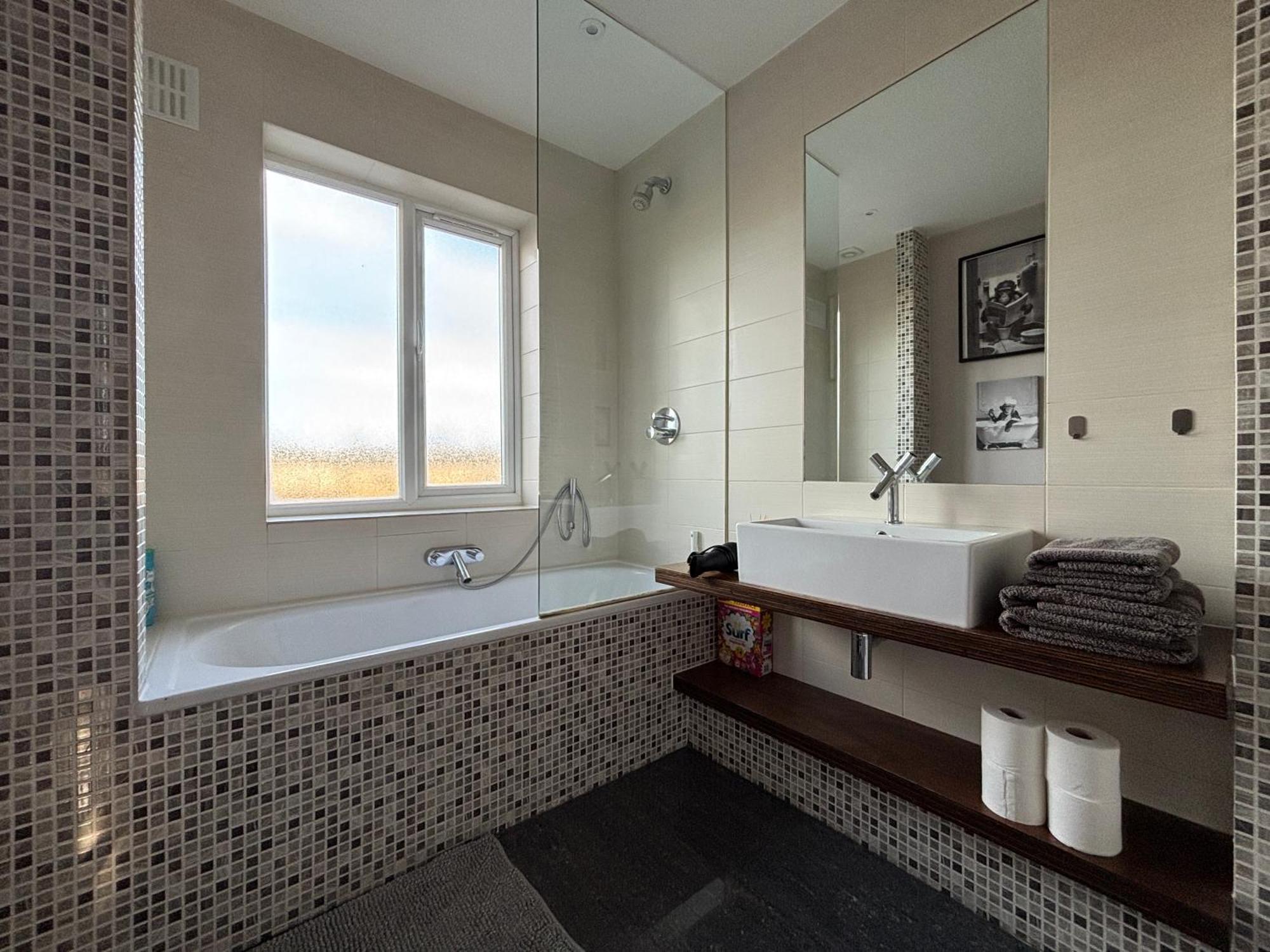 Entire House Floor Perfect For Couples & Freelancers - Available For Single Too Guest house