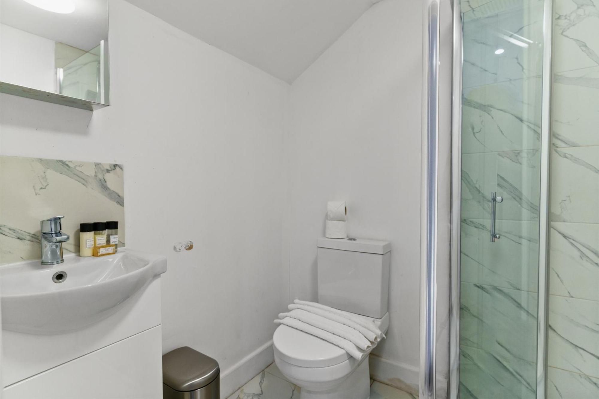 Guest house Modern Studio By Livestay Short Lets & Serviced *