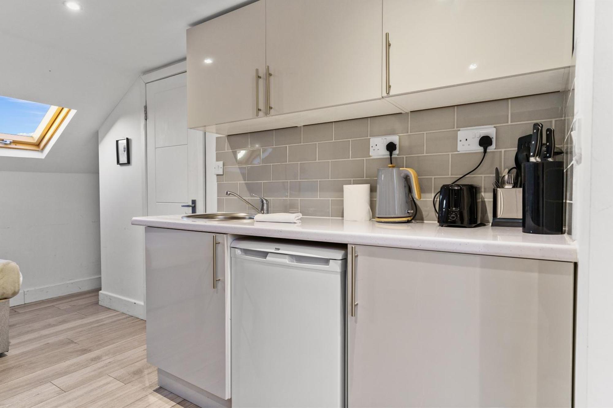 Guest house Modern Studio By Livestay Short Lets & Serviced *