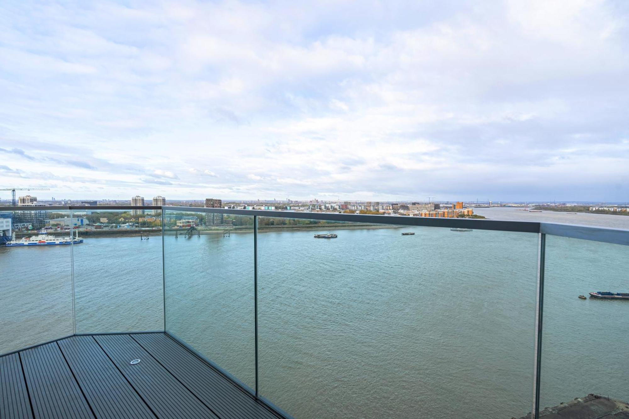 Lux 2 Bed 2 Bath With Riverviews