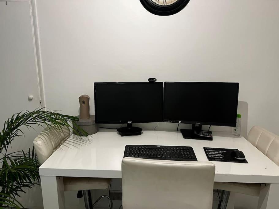 Apartment 1-bed Flat With Fast Wi-fi In Prime Location 15mins From *