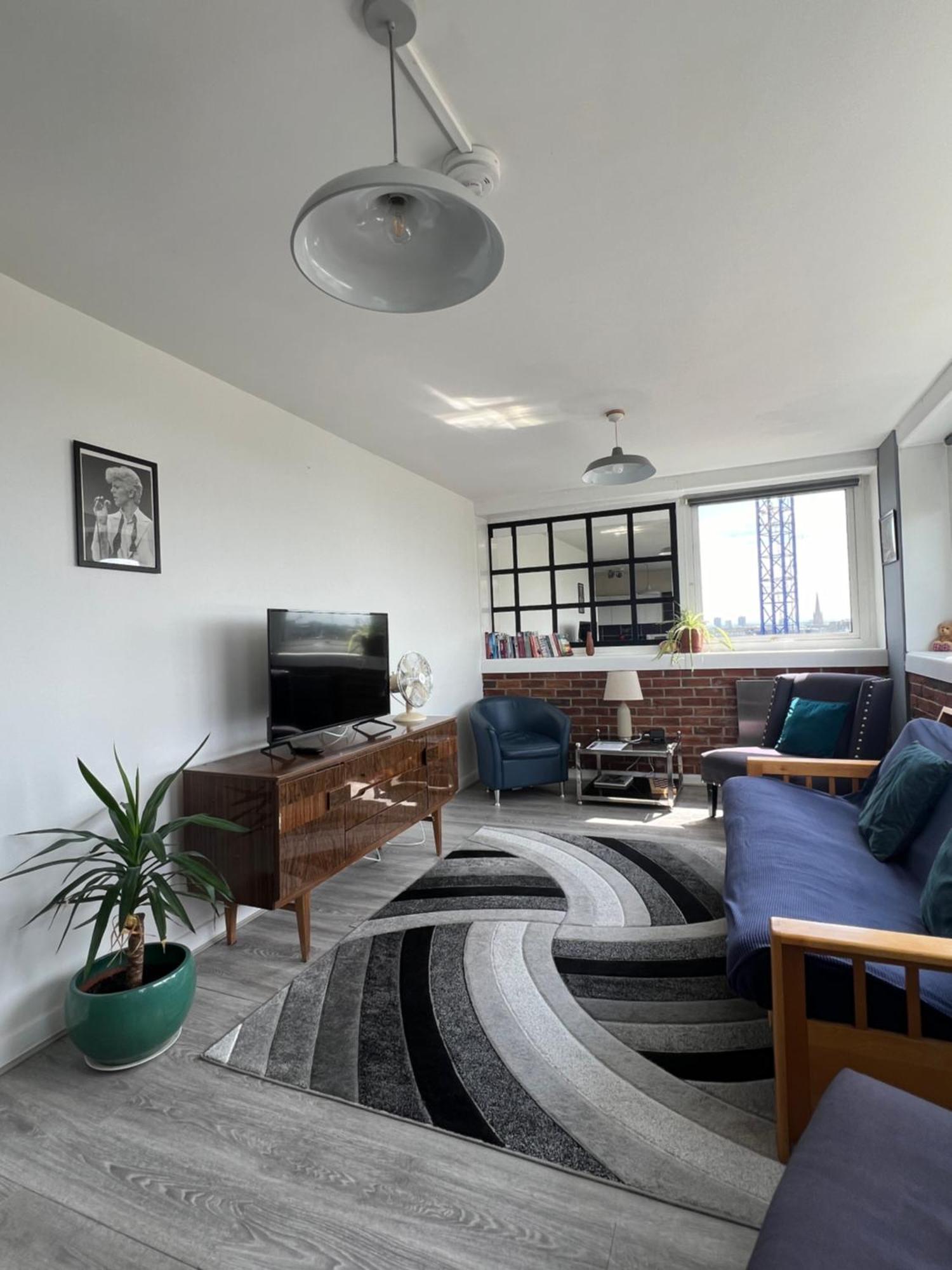With Stuning Views Close To Center London