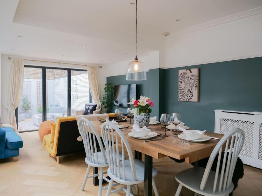 Stylish Hideaway With Oasis Garden Apartment