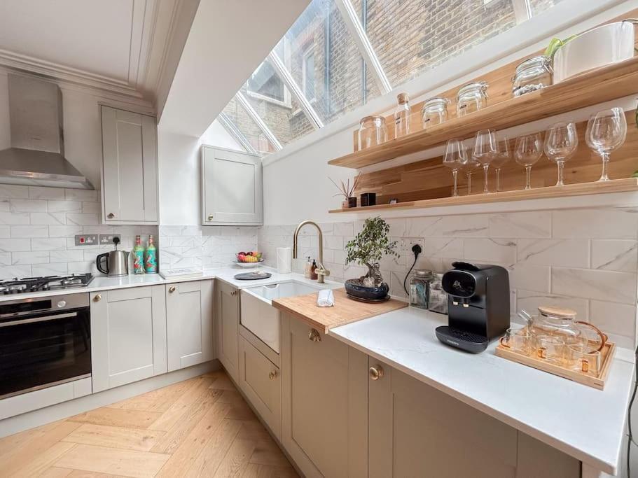 Stylish Hideaway With Oasis Garden Apartment *