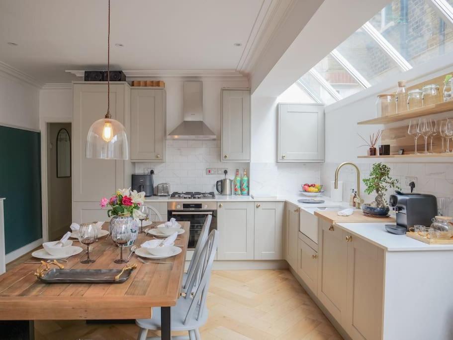 Stylish Hideaway With Oasis Garden London