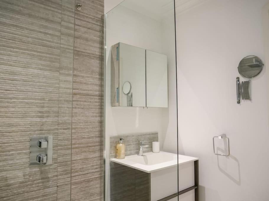 Stylish Hideaway With Oasis Garden Apartment *
