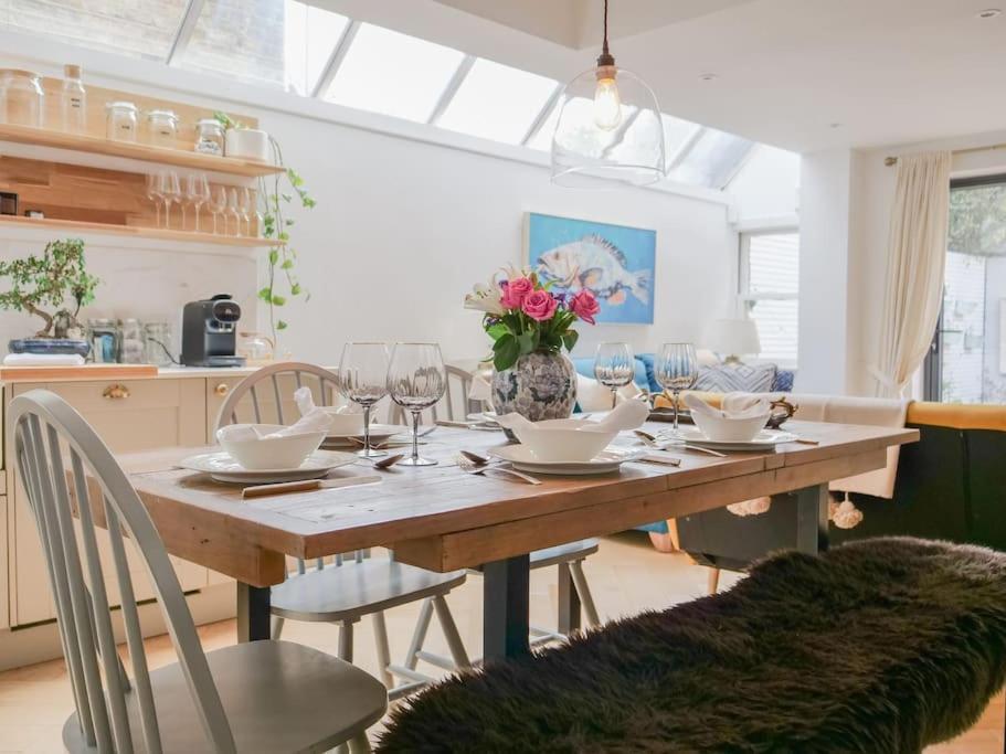 Stylish Hideaway With Oasis Garden Apartment