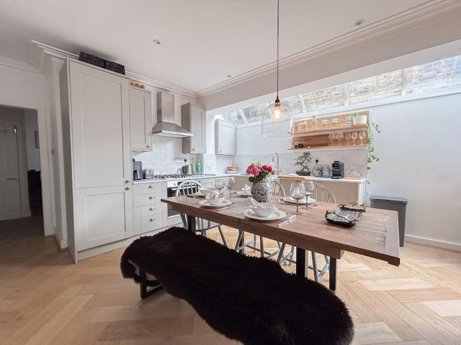 Stylish Hideaway With Oasis Garden Apartment *