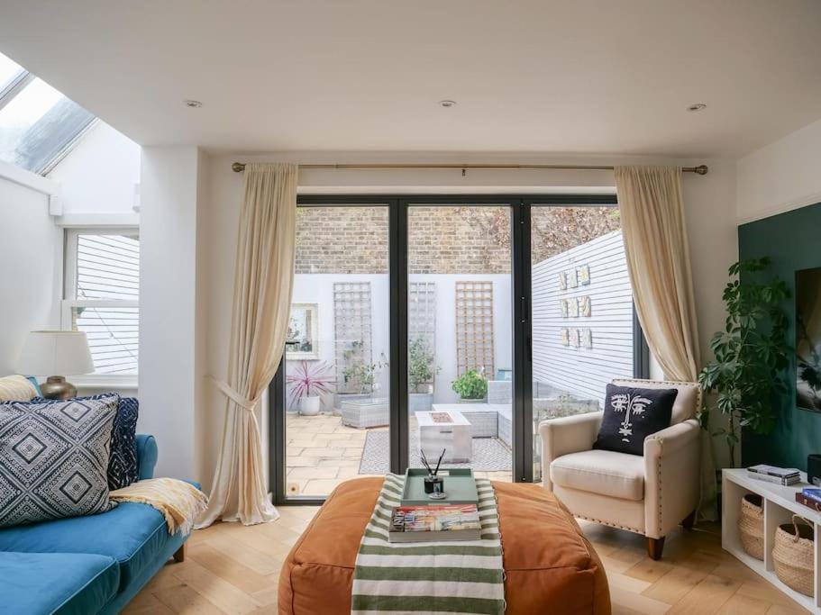Stylish Hideaway With Oasis Garden Apartment
