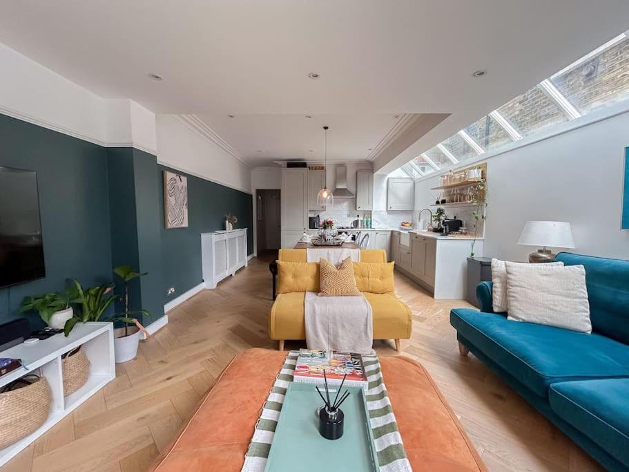 Stylish Hideaway With Oasis Garden Apartment