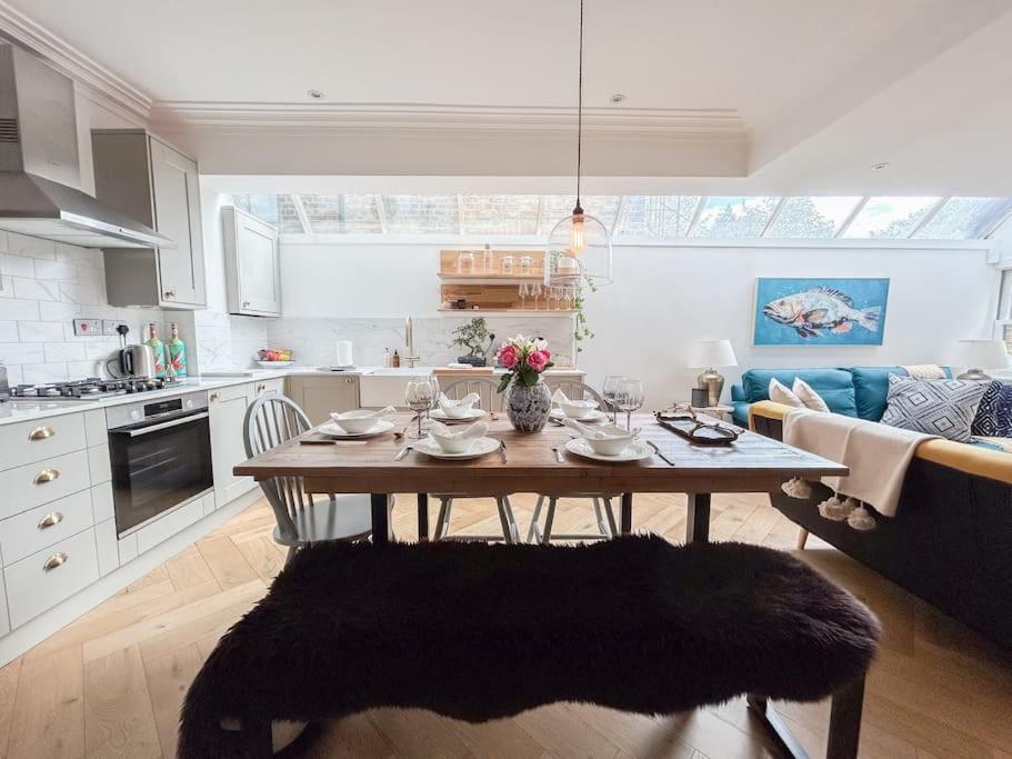 Apartment Stylish Hideaway With Oasis Garden