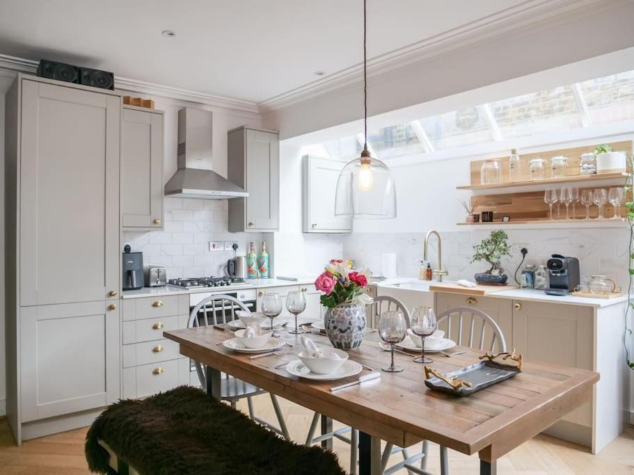 Apartment Stylish Hideaway With Oasis Garden *