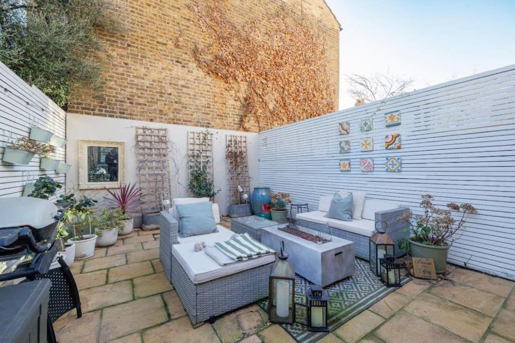 Apartment Stylish Hideaway With Oasis Garden