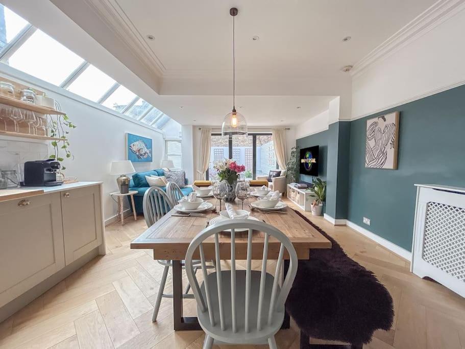 Stylish Hideaway With Oasis Garden *