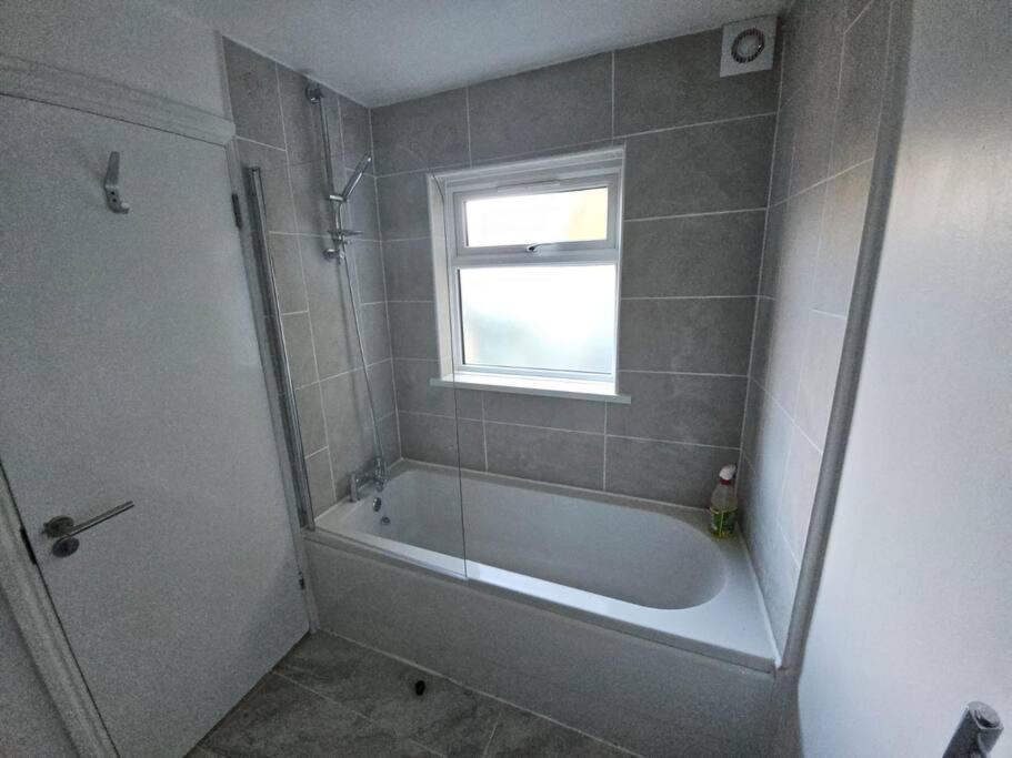 2-br In London, Ideal Location! London