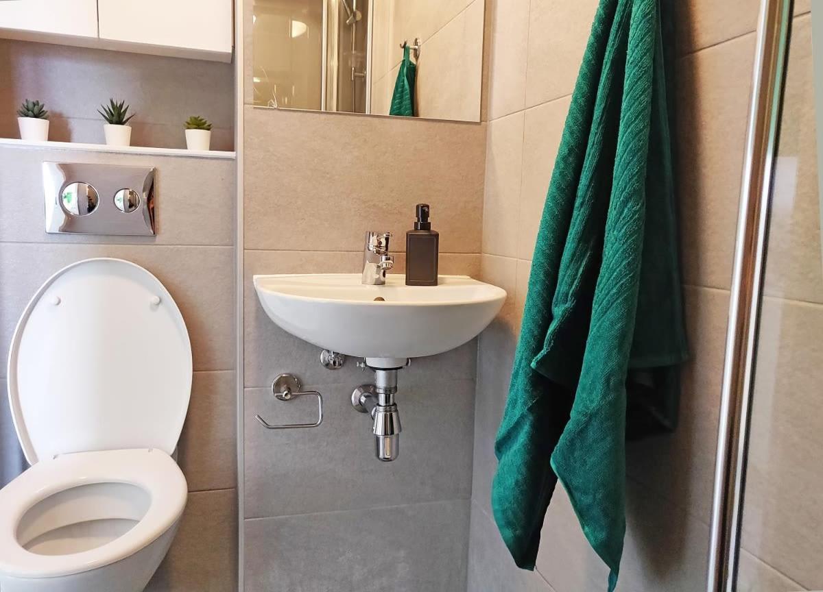 Chic Premium At The Cube Greenwich Apartment
