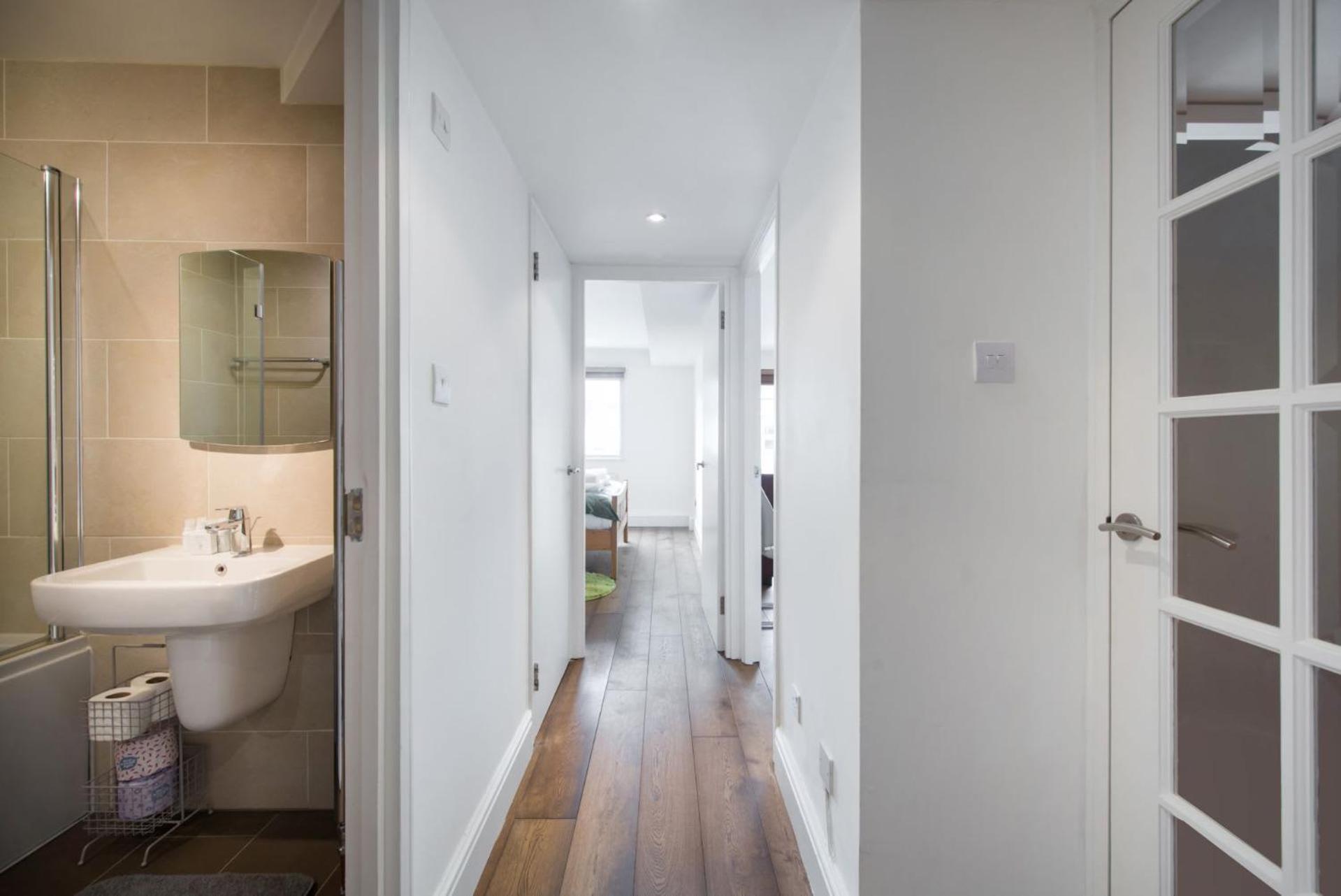 Views For Days - Fitzrovia - By Frankie Says Apartment *