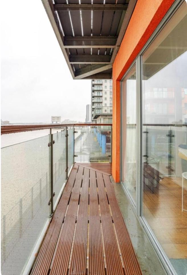 Amazing River View 2 Bedroom Apartment, Sleeps 6 , Balcony And Parking Apartment *