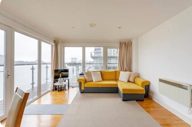 Amazing River View 2 Bedroom Apartment, Sleeps 6 , Balcony And Parking Apartment