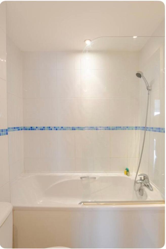 Apartment Amazing River View 2 Bedroom Apartment, Sleeps 6 , Balcony And Parking London