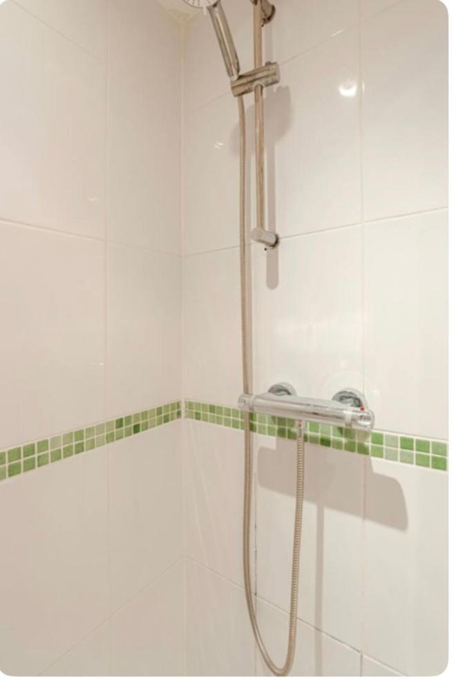 Amazing River View 2 Bedroom Apartment, Sleeps 6 , Balcony And Parking London