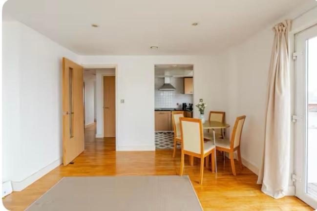 Amazing River View 2 Bedroom Apartment, Sleeps 6 , Balcony And Parking Apartment London