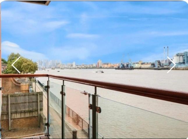 Apartment Amazing River View 2 Bedroom Apartment, Sleeps 6 , Balcony And Parking London